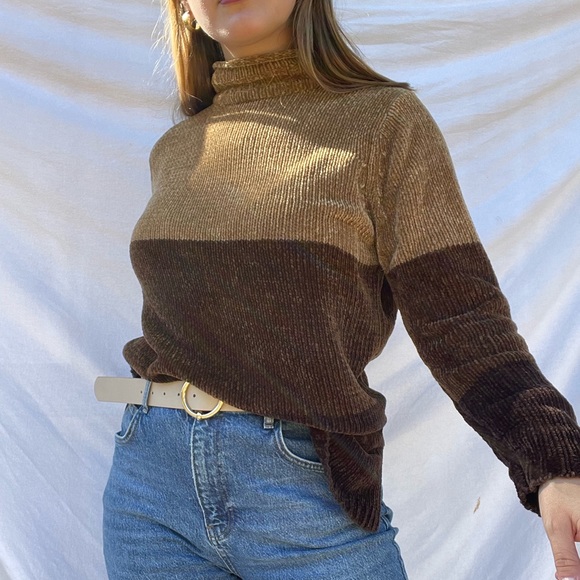 Sweaters - Carolyn Taylor soft brown sweater